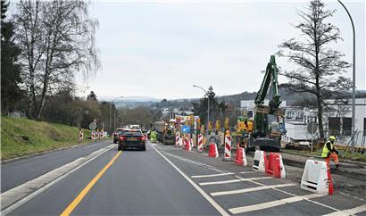Baustelle mit Absperrungen und Verkehrsschildern an einer Straße in Echternach, Verkehrseinschränkungen für Autofahrer