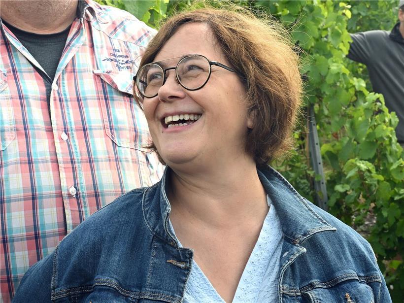 Octavie Modert, CSV-Abgeordnete, steht im grünen Weinberg mit Weinreben im Hintergrund, außerhalb der Chamber