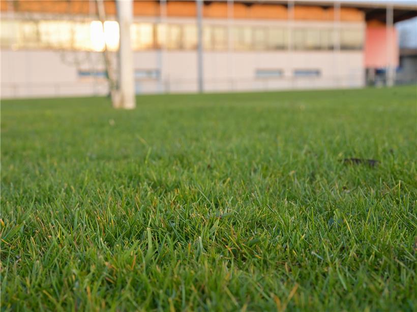 Kunstrasenplatz im Sportkomplex Boy Konen, Ersatz des vierten Naturrasenfelds für moderne Sportanlagen