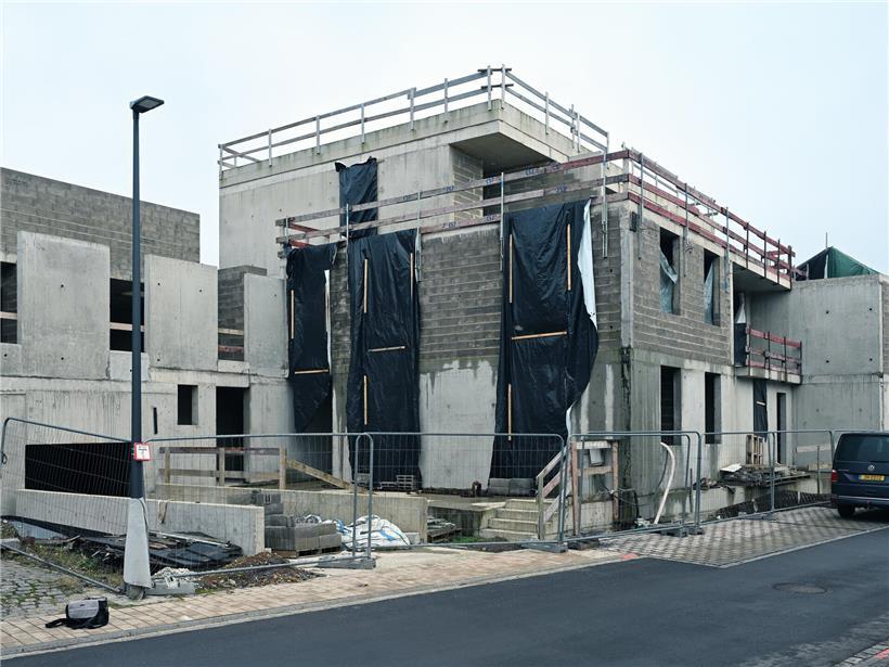 Pit Frank und Freunde decken Fenster ab, um Innenräume vor Regen zu schützen, Schutzmaßnahmen bei schlechtem Wetter.