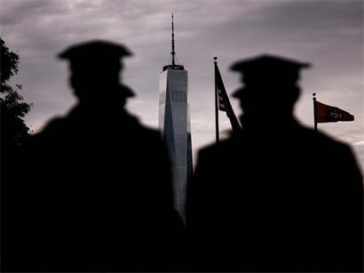  Polizisten stehen vor dem Hintergrund des One World Trade Center, während sie am 11. September 2026 in Jersey City