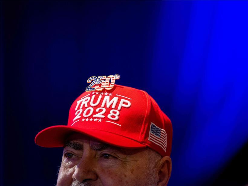 Trump-Anhänger diskutieren kritisch über blindes Vertrauen in Donald Trumps Entscheidungen bei politischer Versammlung