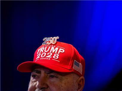 Trump-Anhänger diskutieren kritisch über blindes Vertrauen in Donald Trumps Entscheidungen bei politischer Versammlung