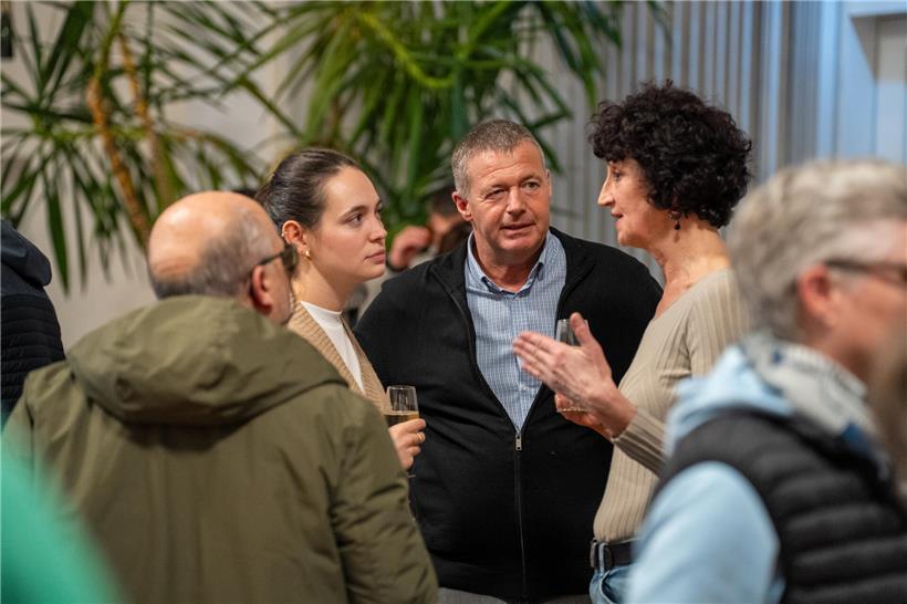Fröhliche Kinder und Erwachsene beim gemeinsamen Outdoor-Spiel an sonnigem Tag