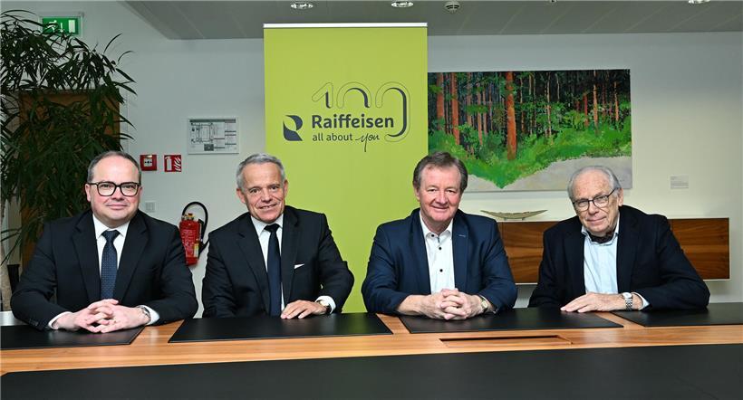 Gruppenfoto der Geschäftsführung der Raiffeisen zum 20-jährigen Jubiläum, Team in Businesskleidung vor Firmengebäude