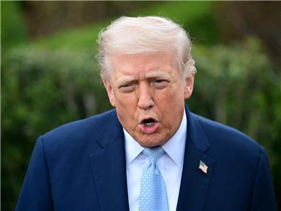 Präsident Donald Trump spricht vor Abflug mit Marine One auf dem South Lawn des Weißen Hauses in Washington, USA, am 20.03.2026.