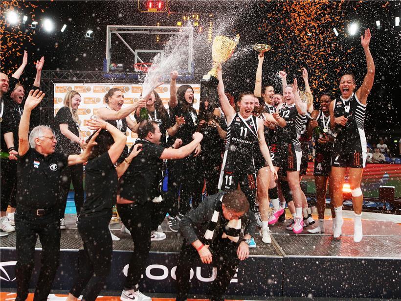 Catherine Mreches (Nr. 11) feiert 2024 ihren ersten und einzigen Pokalsieg im Fußballspiel