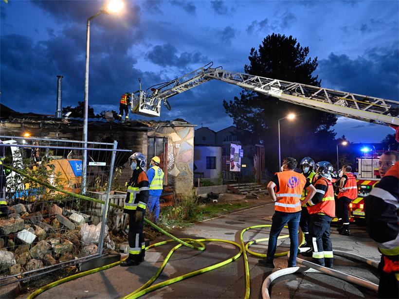 Brand im Escher „Benu Village“ – Löscharbeiten bis spät in die Nacht