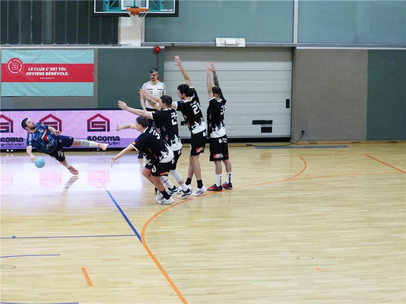 Drei bunte Zahlen 3 in verschiedenen Schriftarten auf weißem Hintergrund, Symbol für die Zahl drei