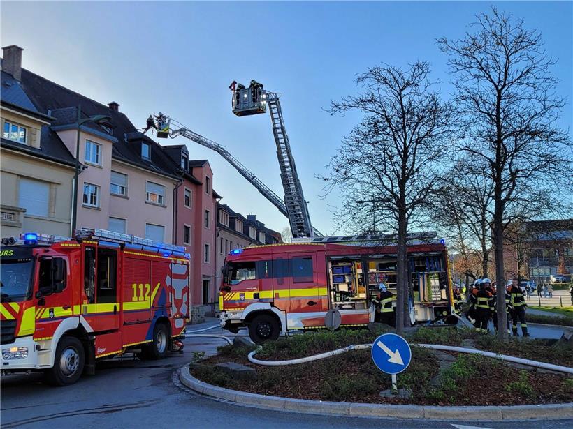 30 Feuerwehrleute im Einsatz bei einem Einsatz in Ettelbrück, Feuerwehrteam bei Brandbekämpfung und Rettung