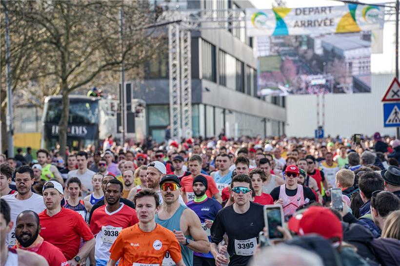 3.386 Läufer erreichen das Ziel beim Hauptlauf eines großen Straßenlauf-Events