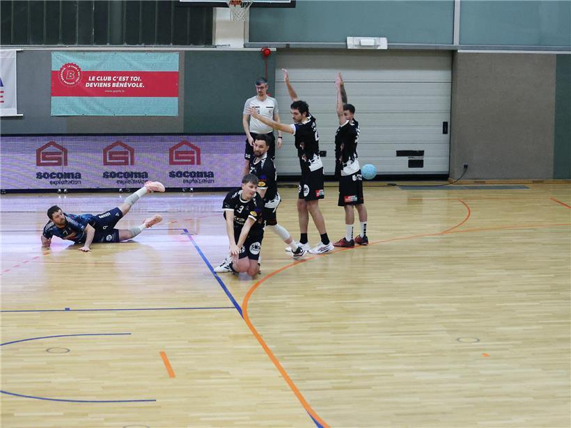 Alt-Tag: Sieben weiße Würfel mit schwarzen Punkten auf grauem Hintergrund, symbolisieren Glück und Zufall.