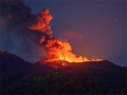 Lavafluss und Rauch beim Ausbruch des Mount Etna Vulkanes in Sizilien am 5. Juli 2026