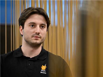 Mattis Noel, Präsident von ACEL, spricht bei einer Konferenz vor Publikum