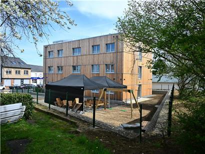 Mehrere moderne Wohnungen in einem Gebäude, verfügbar ab Mai für bis zu 29 Personen, urbanes Wohnprojekt