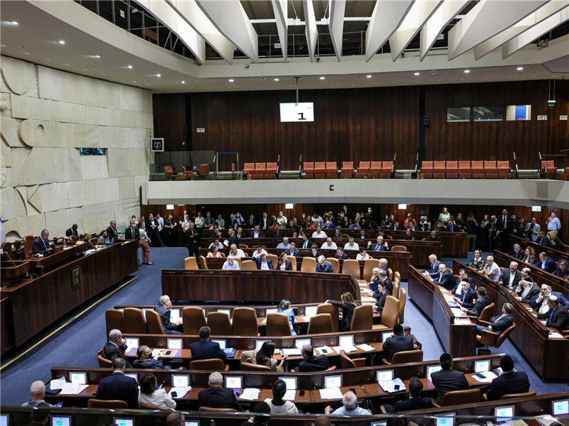 Abgeordnete bei Sitzung der Knesset im israelischen Parlament diskutieren politische Themen im Plenarsaal