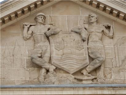 Verfallenes Gebäude, Symbol des Vergessens, dargestellt im historischen Wappen als Zeichen der Erinnerung