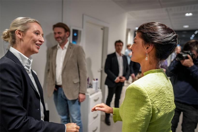 Alice Weidel und Sahra Wagenknecht im Gespräch bei politischer Veranstaltung im Oktober 2024