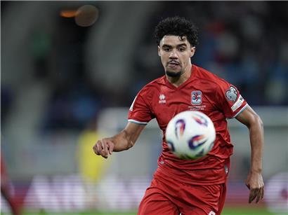 Aiman Dardari präsentiert sich selbstbewusst in Franken, aufstrebender Fußballspieler mit Fokus auf Erfolg und Aufmerksamkeit