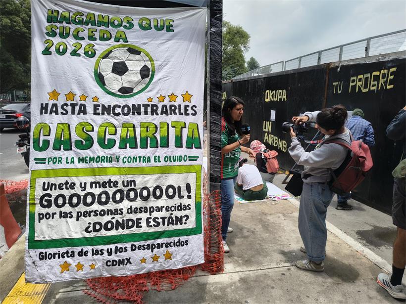 Aktivisten protestieren vor dem historischen Azteken-Stadion in Mexiko-Stadt bei Tageslicht