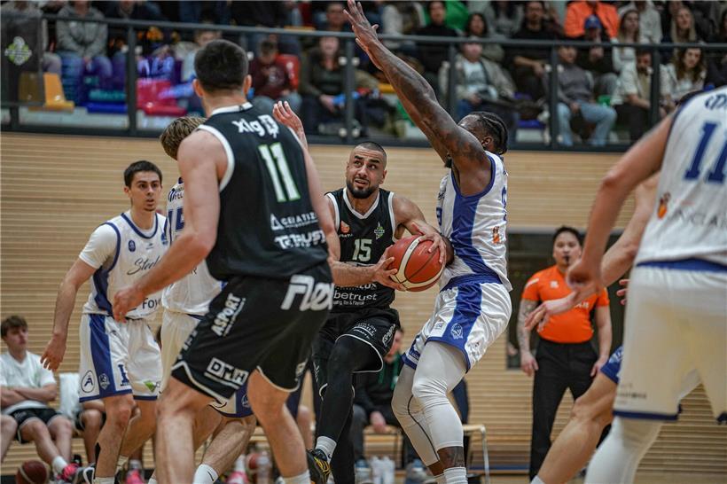 Alan Bedirhanoglu diskutiert mit Mamer über das herausfordernde Restprogramm im Fußballspiel