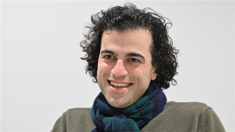 Alborz Teymoorzadeh analysiert kritisch die offiziellen Begründungen für den Angriff auf den Iran in einem Interview