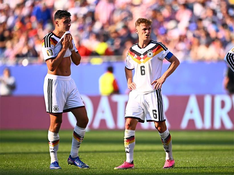 Aleksandar Pavlović und Joshua Kimmich in Deutschland-Trikot auf dem Fußballfeld während Spiel