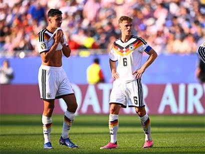 Aleksandar Pavlović und Joshua Kimmich in Deutschland-Trikot auf dem Fußballfeld während Spiel
