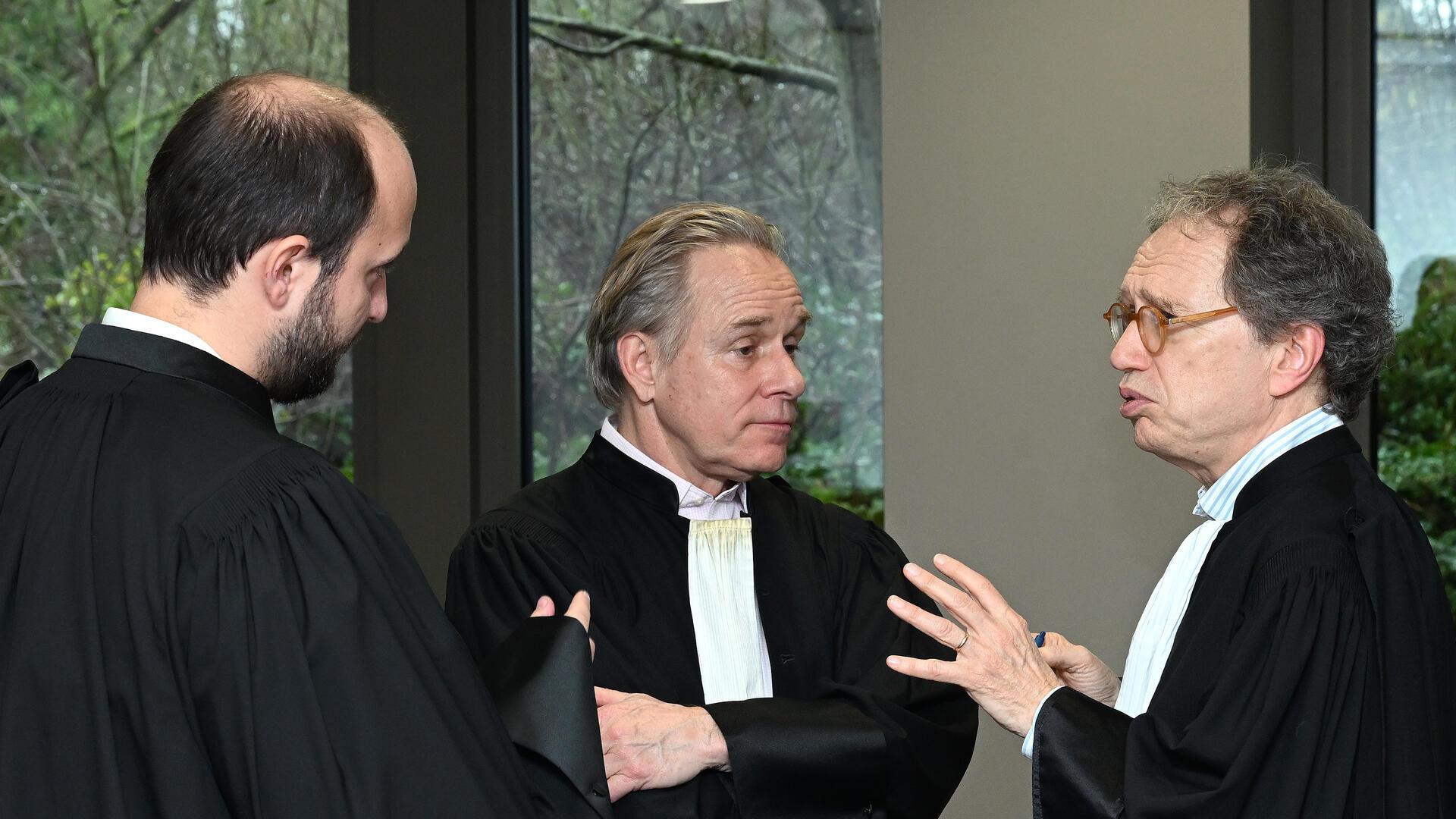 Alexej Nickels, Francois Prum und Patrick Kinsch diskutieren nach Sitzung lebhaft über Fallanalyse in Meetingraum