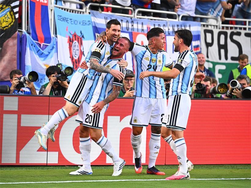 Alexis Mac Allister jubelt nach seinem Tor zum 1:0 neben Lionel Messi bei Argentinien-Fußballspiel