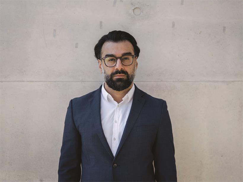 Ali Fathollah-Nejad ist ein deutsch-iranischer Politologe und Autor mit den Schwerpunkten Naher/Mittlerer Osten, westliche Außenpolitik und post-unipolare Weltordnung