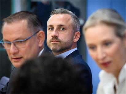 Alice Weidel (r.) und Tino Chrupalla (l.), die Bundesvorsitzenden der AfD, äußern sich zusammen mit Ulrich Siegmund, AfD-Spitzenkandidat in Sachsen-Anhalt, in der Bundespressekonferenz zum Ergebnis der Landtagswahl in Sachsen-Anhalt
