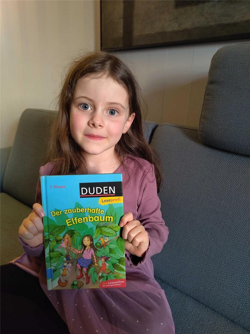 Alice ist sechs Jahre alt und in der ersten Klasse - sie liest gerne, spielt Geige, verbringt gerne Zeit mit ihrer Mama und ihrem Papa und spielt gerne im Garten