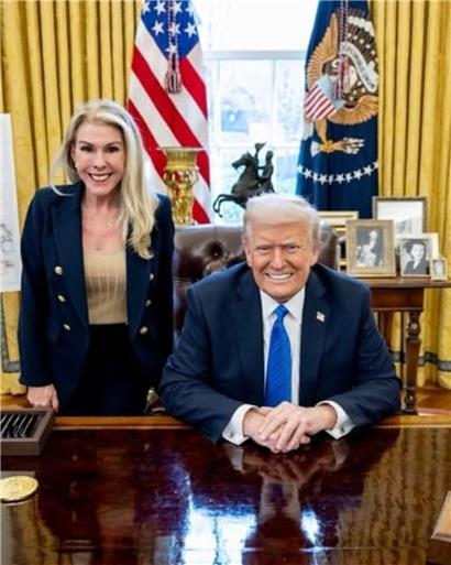 Theaterbühne mit dramatischer Beleuchtung und der Aufschrift „All the world‘s a stage“ als literarisches Zitat