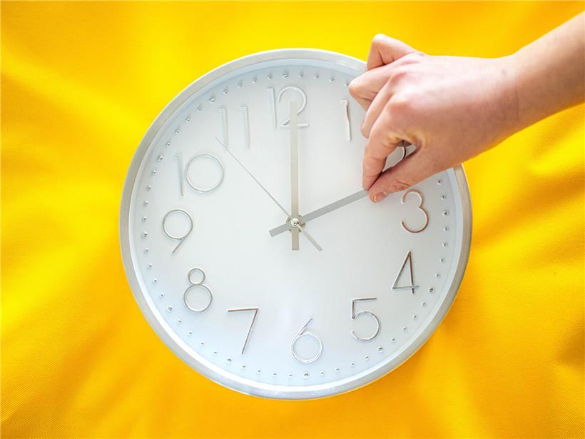 Uhr mit Zeigern bei 2 Uhr symbolisiert jährliche Zeitumstellung auf Sommerzeit von 2 auf 3 Uhr nachts