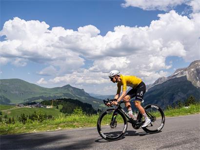 Tadej Pogacar führt bei der Tour de France, fährt dynamisch im Renntrikot auf der Straße