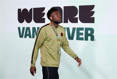 Alphonso Davies in kanadischem Fußballtrikot, seit März 2025 ohne Länderspieleinsatz für Kanada