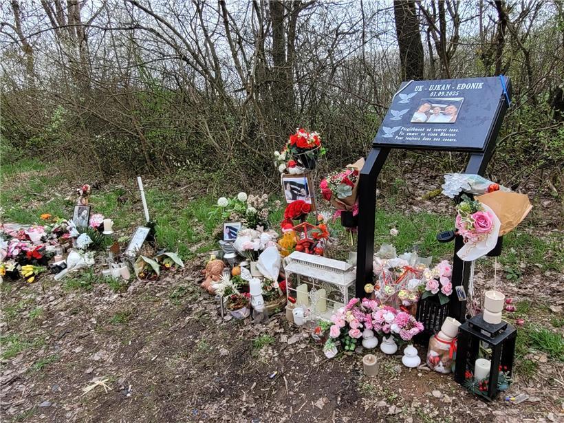 Am 1. September 2025 starben fünf Personen nach einer Frontalkollision auf der N15. Trauernde haben an der Unfallstelle eine Gedenkstätte errichtet.