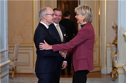 Premier Luc Frieden und Großherzog Guillaume mit Sportminister Martine Hansen bei Vereidigung am 11. Dezember