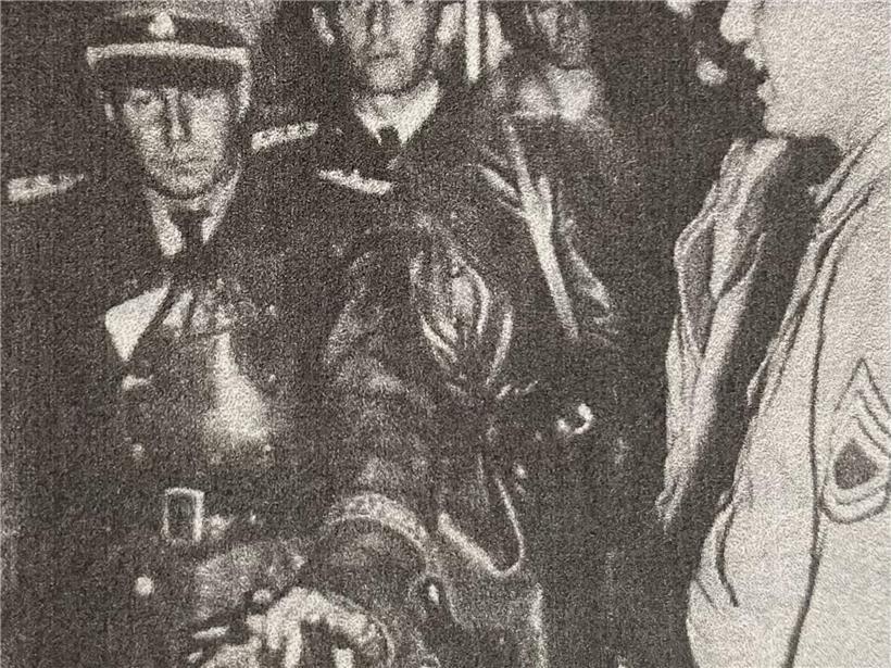 Am 31. April 1945 wurde Walther Rauff von den Amerikanern in Mailand festgenommen, nur sechs Tage nachdem er Mussolini zum letzten Mal getroffen hatte. Auf dem Foto trägt er seine SS-Schirmmütze mit Totenkopf und einen langen Ledermantel.