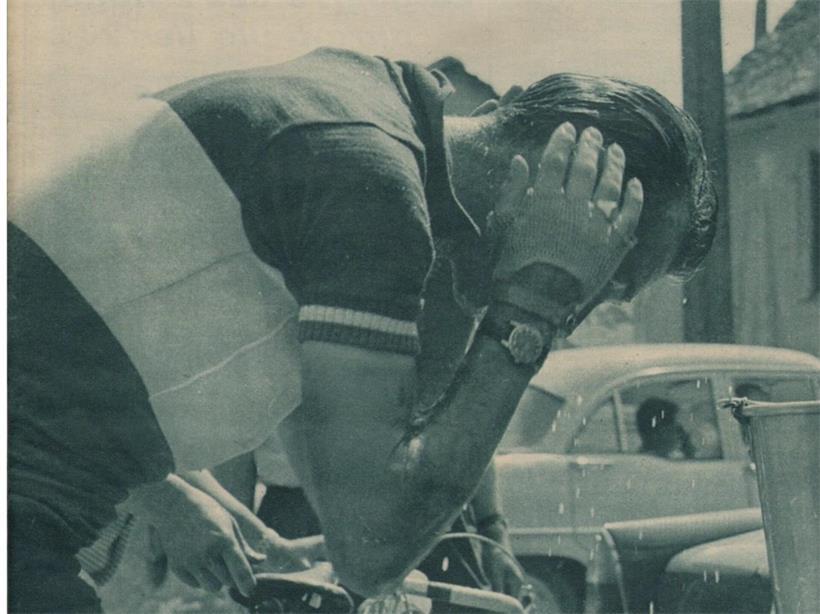 Charly Gaul trinkt am Brunnen in Junhac während der 13. Etappe der Tour de France 1959 zur Erfrischung