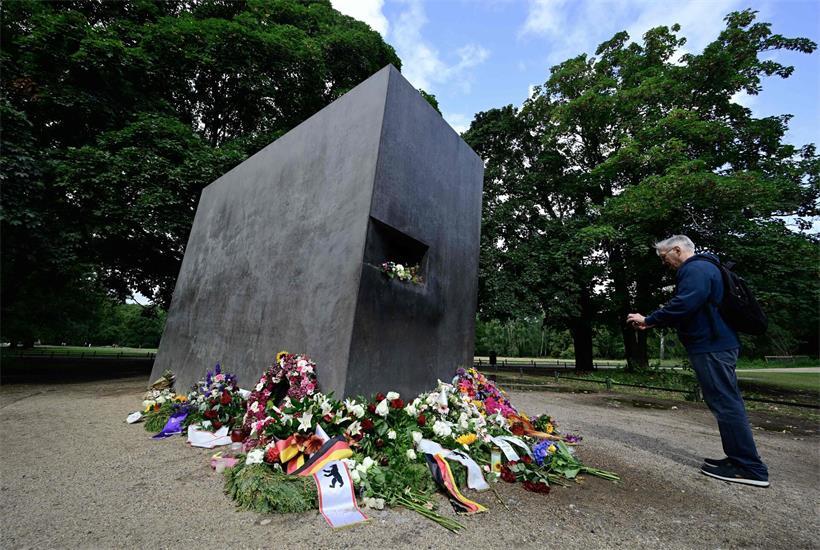 Am Denkmal zu Ehren der von den Nazis verfolgten Homosexuellen haben viele Leute nach dem Anschlag gegen den CSD in Berlin Blumen niedergelegt