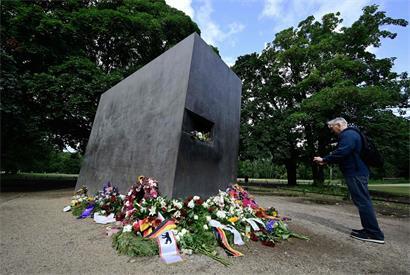 Am Denkmal zu Ehren der von den Nazis verfolgten Homosexuellen haben viele Leute nach dem Anschlag gegen den CSD in Berlin Blumen niedergelegt