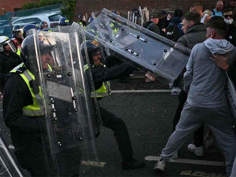 Blutige Ausschreitungen mit hunderten Randalierern in Southampton nahe Tatort am Dienstagabend