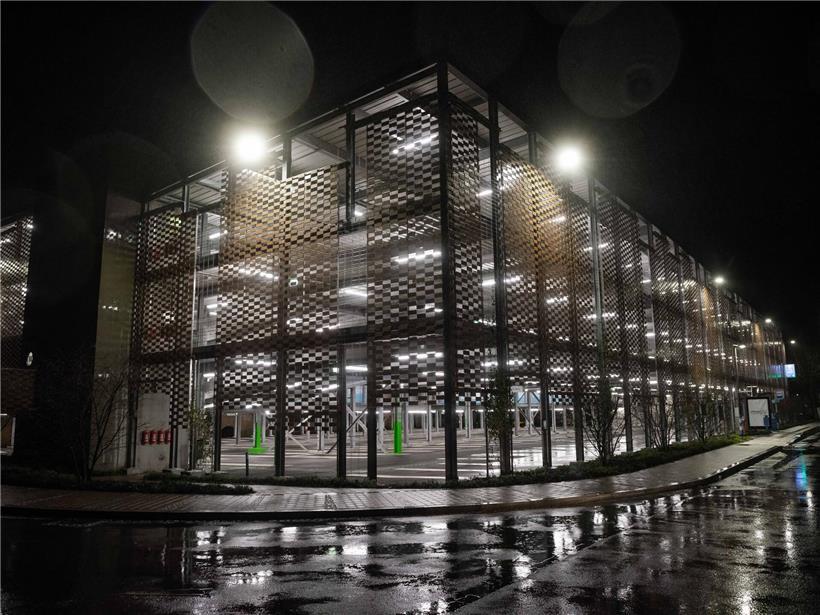 Parkplatz Däich in Ettelbrück am Donnerstagabend wegen Hochwassergefahr gesperrt mit Absperrungen und nassen Straßen