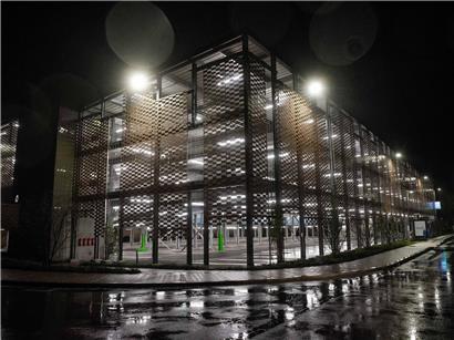 Parkplatz Däich in Ettelbrück am Donnerstagabend wegen Hochwassergefahr gesperrt mit Absperrungen und nassen Straßen