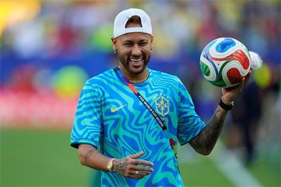 Mann trägt am Mittwoch wieder Fußballschuhe beim Training auf dem grünen Fußballplatz