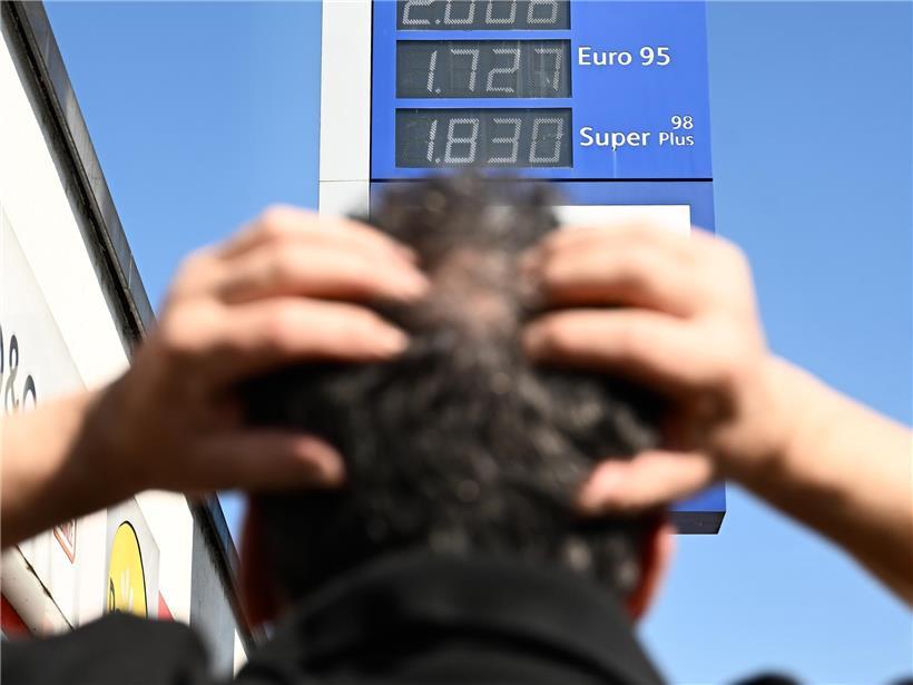 Preisschild für Super 98 Benzin an Tankstelle mit Ankündigung steigender Kraftstoffpreise am Samstag