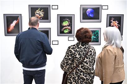 Eröffnung der ERA Plongée Ausstellung in Esch am Samstag mit Taucher-Exponaten und Besuchern