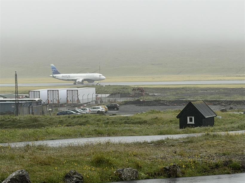 Chaotische Szene am kleinen Flughafen Vargar mit wartenden Passagieren und unübersichtlichem Flugverkehr